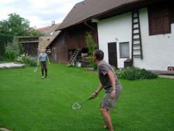 chlapi hrají badminton